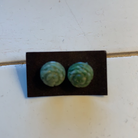 Tiny jade rose studs - Picture 2 of 4